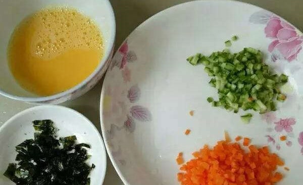 海苔肉松饭团的做法