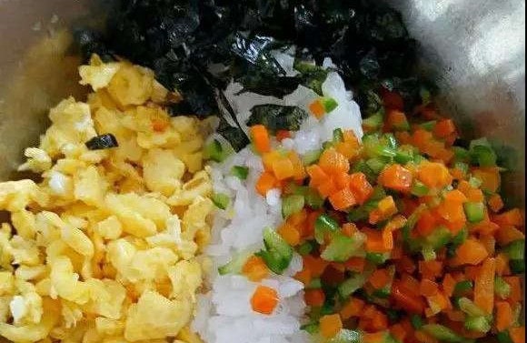海苔肉松饭团的做法