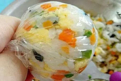 海苔肉松饭团的做法