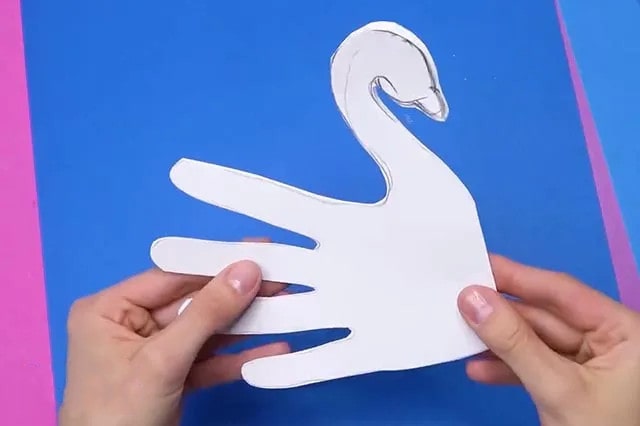 儿童剪纸教程：手印剪纸贴画立体天鹅