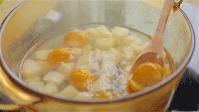 金桔冰糖雪梨水的做法