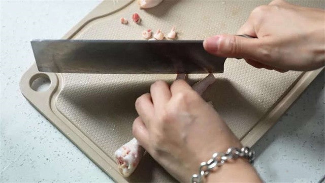 胡萝卜玉米鸡爪汤的做法