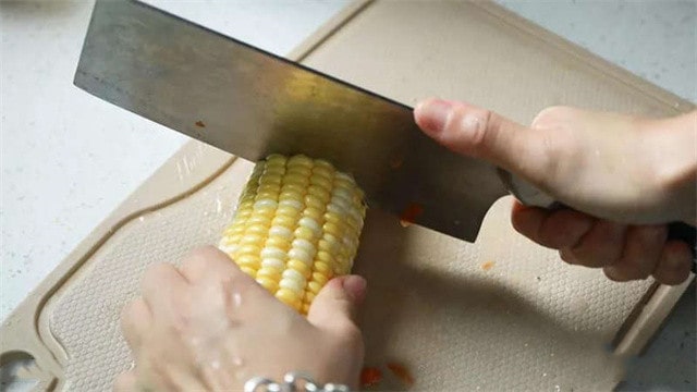 胡萝卜玉米鸡爪汤的做法