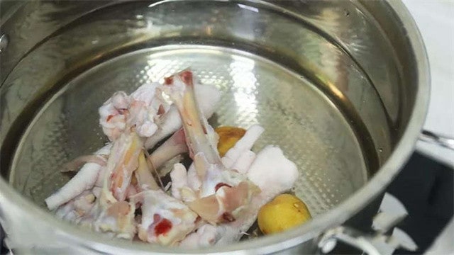 胡萝卜玉米鸡爪汤的做法