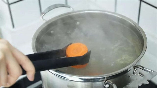 胡萝卜玉米鸡爪汤的做法