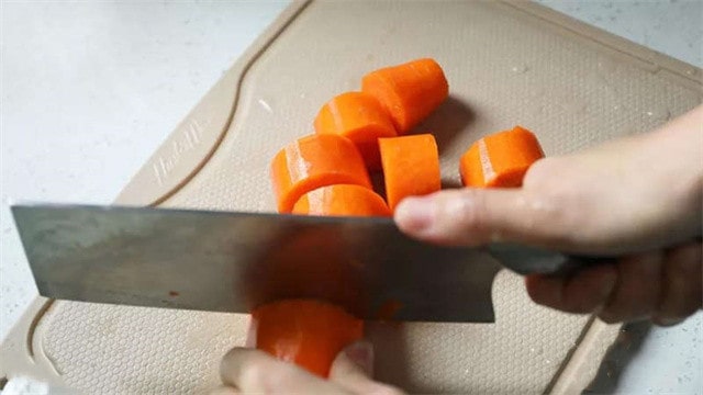 胡萝卜玉米鸡爪汤的做法