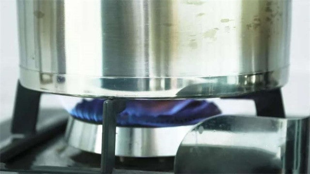 胡萝卜玉米鸡爪汤的做法