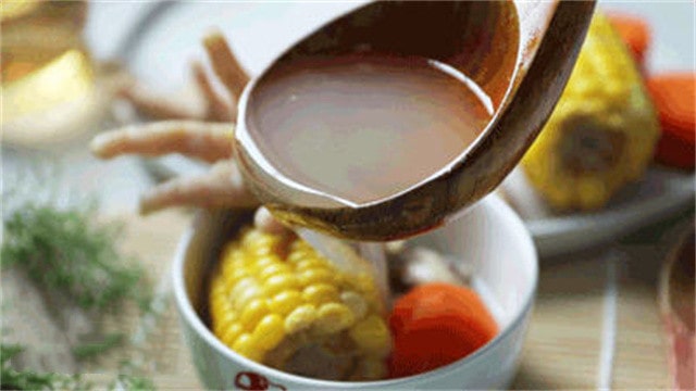 胡萝卜玉米鸡爪汤的做法