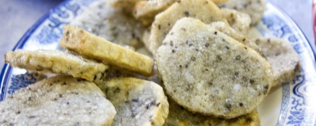 老北京小吃炸灌肠通常蘸什么吃