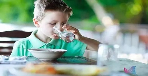 ​一边喝水，一边吃饭，会影响消化吗？