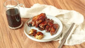 蒜子焖可乐鸡翅的做法