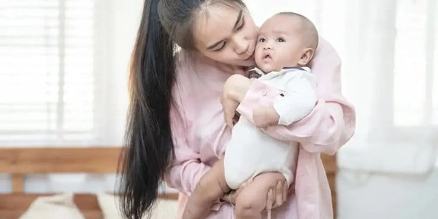 刚出生的婴儿怎么抱？