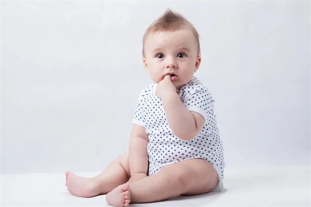 婴儿0一12个月发育标准表