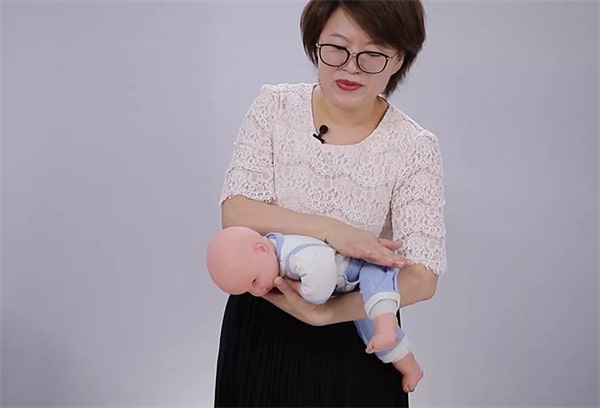 新生儿肠胀气的症状和缓解办法