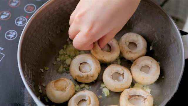 蒜香黄油口蘑的做法