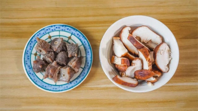 菇菌炖海参的做法