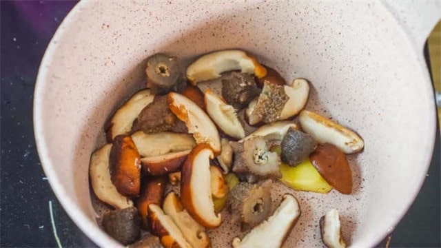 菇菌炖海参的做法