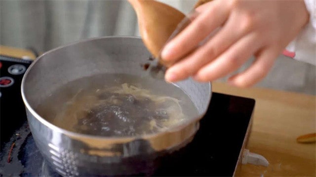 木耳腐皮鸡蛋羹的做法