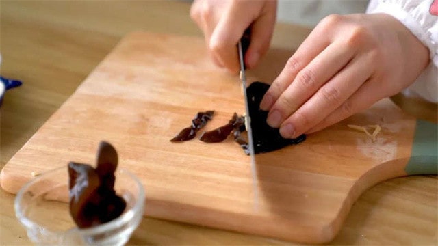 木耳腐皮鸡蛋羹的做法