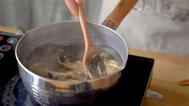 木耳腐皮鸡蛋羹的做法