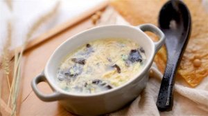 木耳腐皮鸡蛋羹的做法