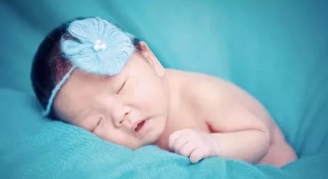 不抱不摇，哄宝宝自然入睡的5个方法