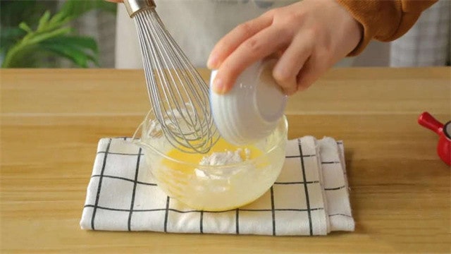 草莓酸奶巴斯克蛋糕的做法