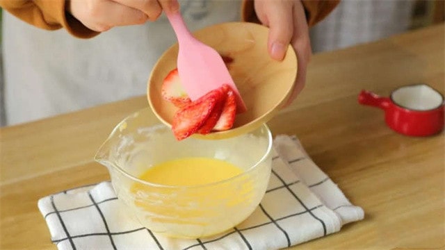 草莓酸奶巴斯克蛋糕的做法