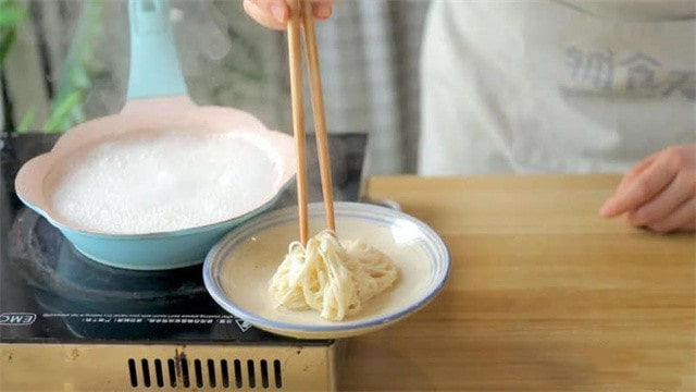 宝宝吃葱油拌面的做法