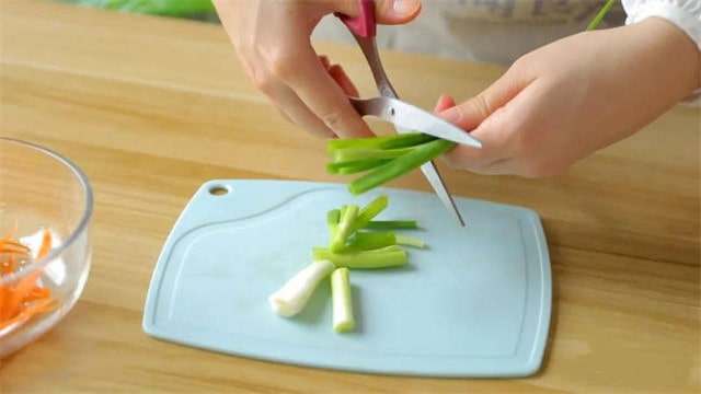 宝宝吃葱油拌面的做法