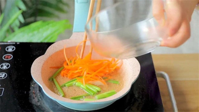 宝宝吃葱油拌面的做法