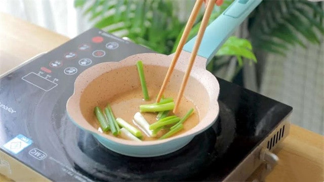 宝宝吃葱油拌面的做法
