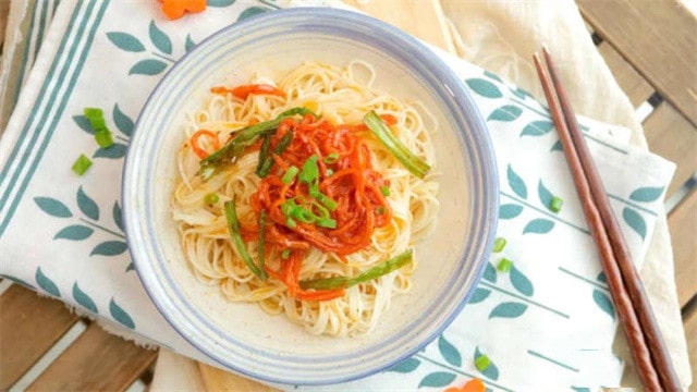 宝宝吃葱油拌面的做法