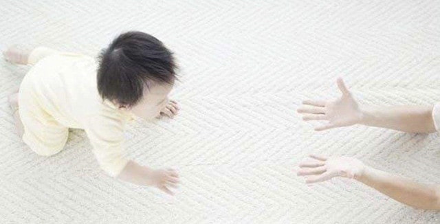 宝宝多大的时候会爬？