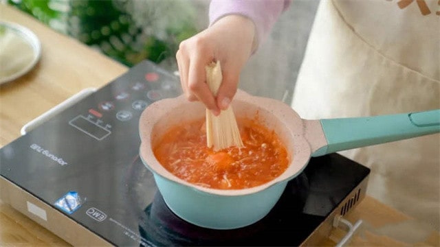 荷包蛋番茄挂面的做法