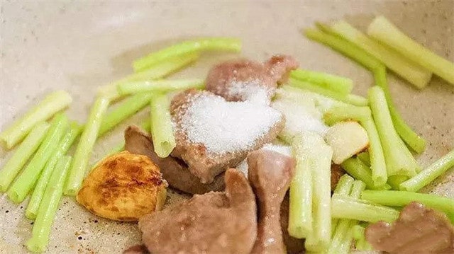 西芹炒猪肝的做法