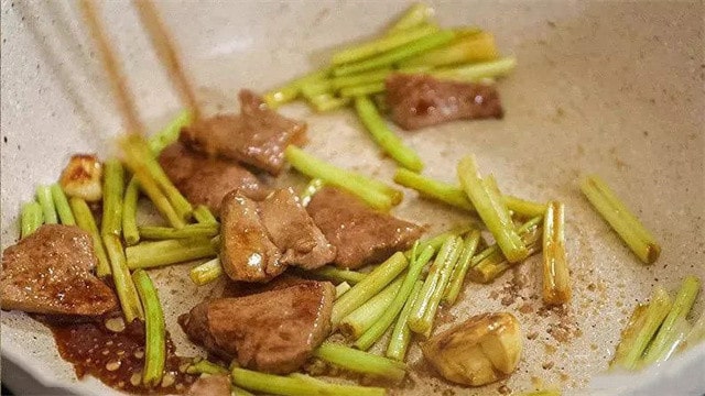 西芹炒猪肝的做法