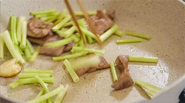 西芹炒猪肝的做法
