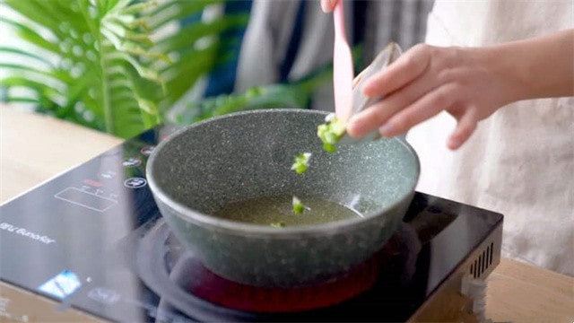 银鱼炒蛋的做法