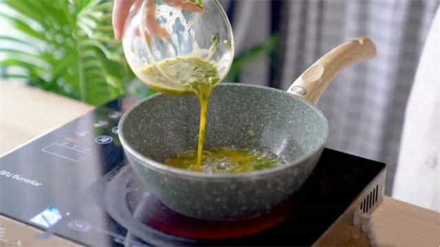 银鱼炒蛋的做法