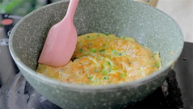 银鱼炒蛋的做法