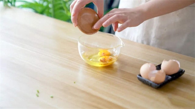 银鱼炒蛋的做法