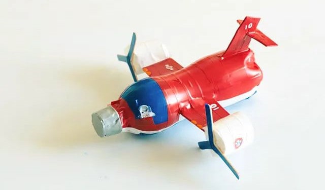 矿泉水瓶废物利用手工制作飞机