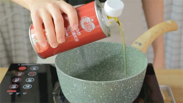 鱼肉肠杂蔬烩面的做法