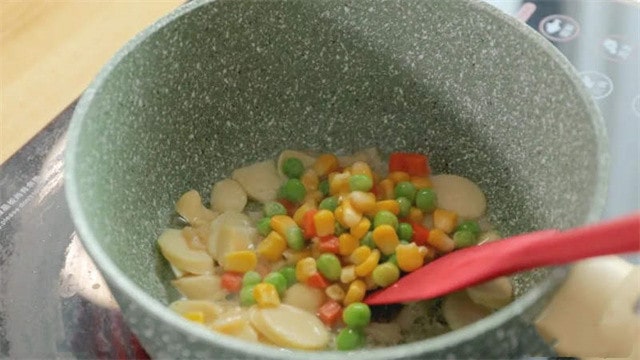 鱼肉肠杂蔬烩面的做法