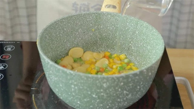 鱼肉肠杂蔬烩面的做法