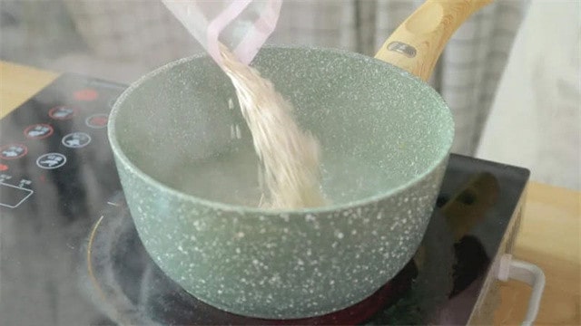 鱼肉肠杂蔬烩面的做法