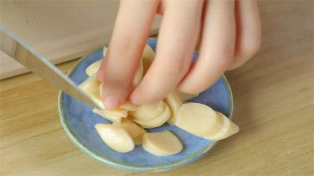 鱼肉肠杂蔬烩面的做法