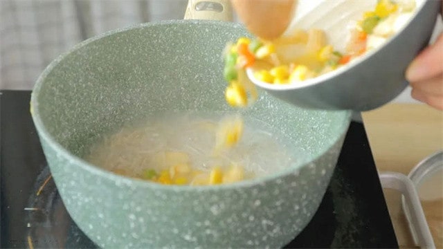 鱼肉肠杂蔬烩面的做法