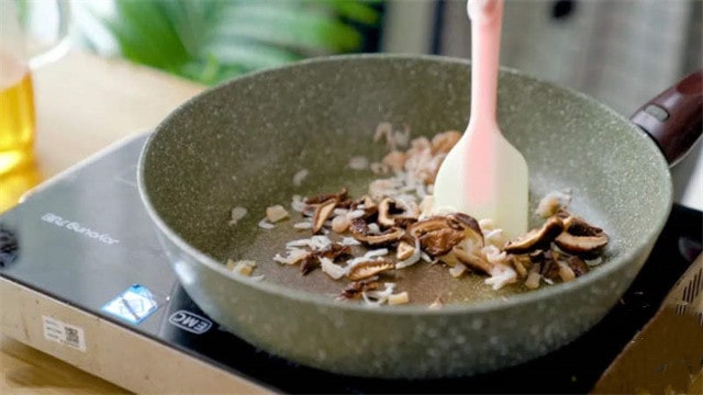 芋头干贝虾皮饭焖饭的做法